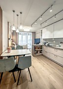 Кухня-гостиная в трехкомнатной квартире для взрослой пары. Фото